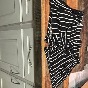 Women’s Size XL Rayon Black & White shorts